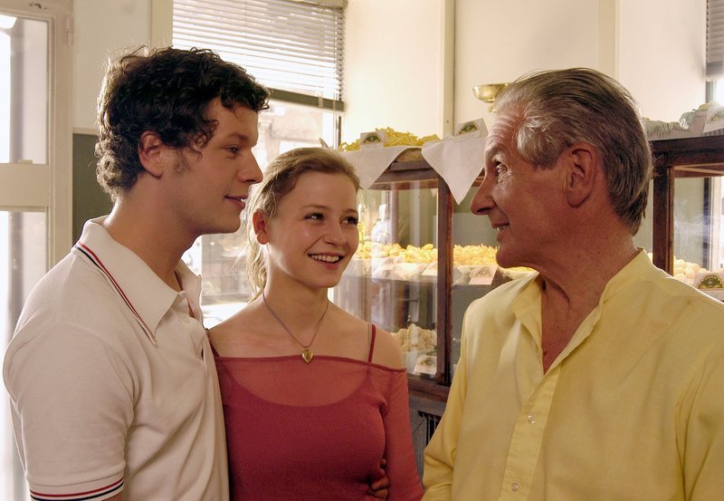 Marco (Mirko Lang, links) stellt seinem Vater Giovanni Galvani (Renzo Martini) seine große Liebe Sara (Theresa Scholze) vor. – Bild: rbb
