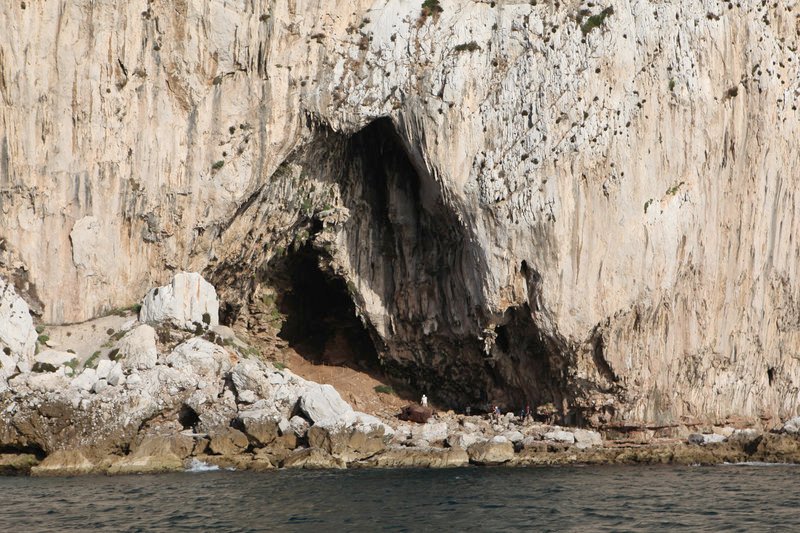 Das Höhlensystem von El Sidrón, in dem die rund 49.000 Jahre alten fossilen Überreste von 12 Neandertalern entdeckt wurden. – Bild: ARTE France / © Terra Mater Factual Studios Das Höhlensystem von El Sidrón, in dem die rund 49.000 Jahre alten fossilen Überreste von 12 Neandertalern entdeckt wurden. – Bild: ARTE France / © Terra Mater Factual Studios