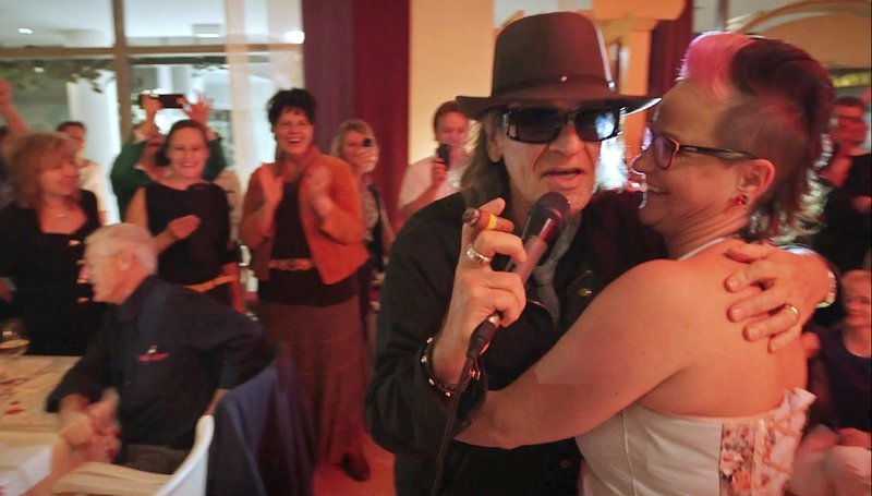 Udo Lindenberg erscheint spontan auf einer Hochzeitsgesellschaft. – Bild: phoenix/​MDR/​Leitwolf TV-Produktion