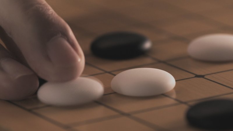 Künstliche Intelligenz gegen menschliche Intelligenz: Meister des uralten Brettspiels Go unterliegt Google-Software AlphaGo. – Bild: ZDF und PBS Frontline./​PBS Frontline