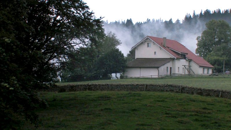 Die Bergschule in 1.153 Meter Höhe im Schweizer Jura – Bild: NDR / © Yves Yersin Die Bergschule in 1.153 Meter Höhe im Schweizer Jura – Bild: NDR / © Yves Yersin
