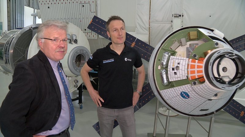 Physik-Professor Reinhold Ewald und Astronaut Matthias Maurer im Trainingszentrum der Europäischen Weltraumorganisation (European Space Agency, ESA) in Köln – Bild: BR/​SR