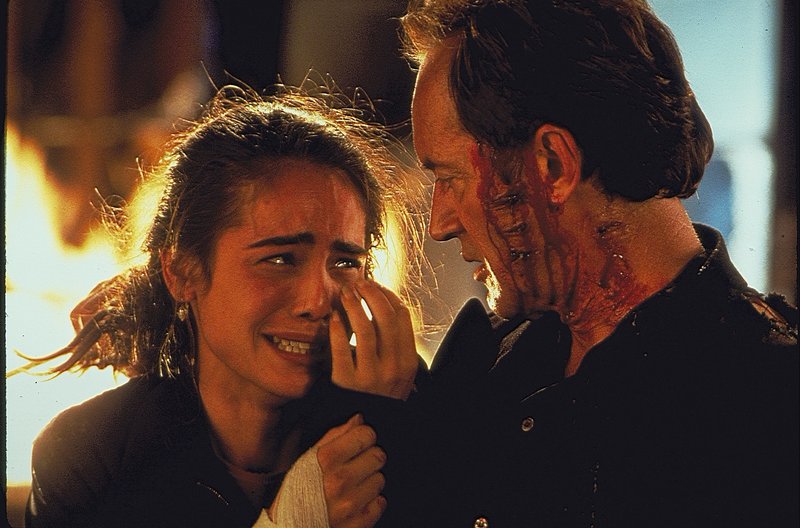 Profikiller Emil Fouchon (Lance Henriksen) hat es auf Natasha (Yancy Butler) abgesehen. – Bild: ZDF und Melissa Moseley Profikiller Emil Fouchon (Lance Henriksen) hat es auf Natasha (Yancy Butler) abgesehen. – Bild: ZDF und Melissa Moseley