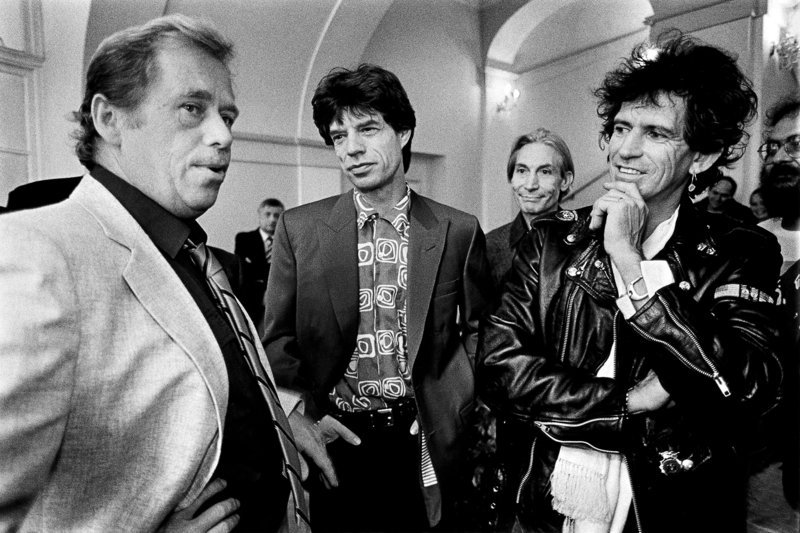 Der ehemalige Präsident der Tschechoslowakei Vaclav Havel trifft die Rolling Stones. – Bild: BR Honorarfreie Verwendung nur im Zusammenhang mit genannter Sendung und bei folgender Nennung „Bild: Sendeanstalt/Copyright“. Andere Verwendungen nur nach vorheriger Absprache: ARTE-Bildredaktion Der ehemalige Präsident der Tschechoslowakei Vaclav Havel trifft die Rolling Stones. – Bild: BR Honorarfreie Verwendung nur im Zusammenhang mit genannter Sendung und bei folgender Nennung „Bild: Sendeanstalt/Copyright“. Andere Verwendungen nur nach vorheriger Absprache: ARTE-Bildredaktion