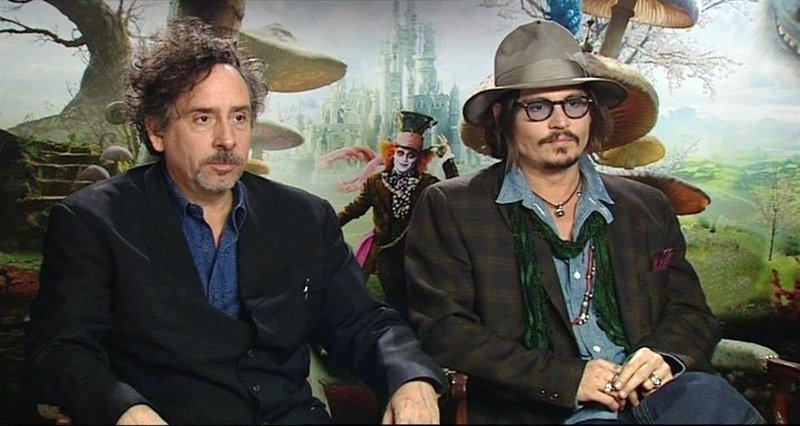 Mit seinem langjährigen Freund und ‚Alice im Wunderland‘-Regisseur Tim Burton (l.) spricht Johnny Depp über das gemeinsame Filmprojekt. – Bild: Foto: VOX