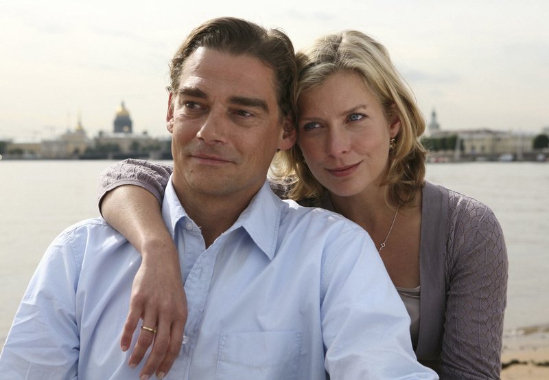 Andrej (Martin Feifel) und Nora (Valerie Niehaus) kommen sich in St. Petersburg näher. – Bild: ARD Degeto/Dennis Satin Andrej (Martin Feifel) und Nora (Valerie Niehaus) kommen sich in St. Petersburg näher. – Bild: ARD Degeto/Dennis Satin