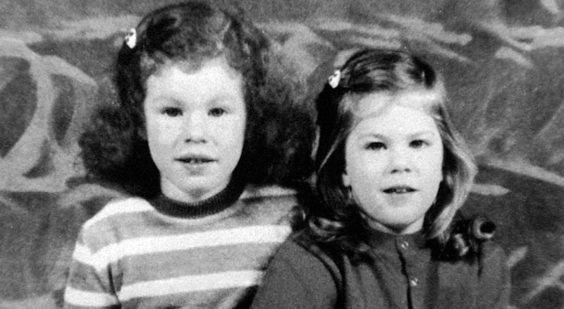Die von ihren Eltern als vermisst gemeldeten Kinder Melanie und Karola (links) Weimar wurden am 7. August 1986 ermordet aufgefunden. Die Ermittlungen der Polizei konzentrierten sich schon bald auf die Mutter Monika Weimar. – Bild: SWR/​HR