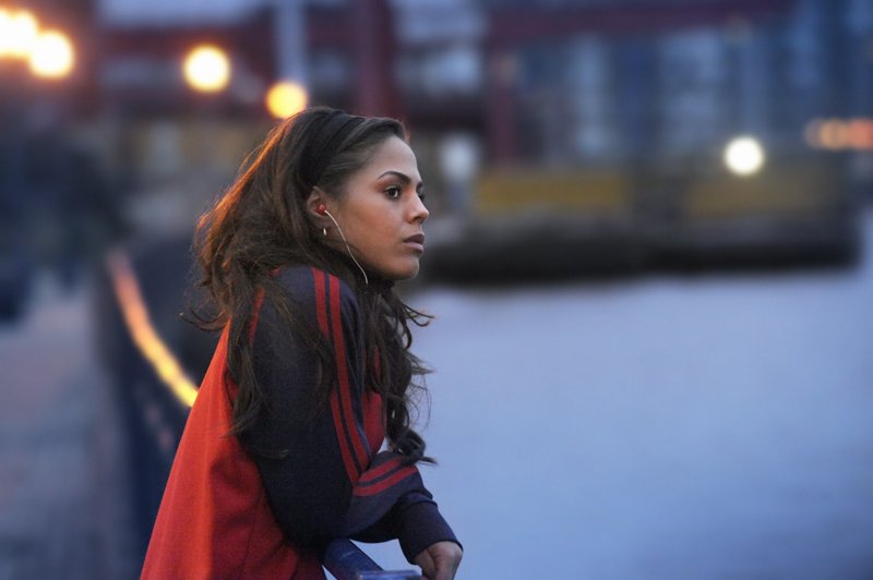 Läuferin Shania Andrews (Lenora Crichlow) fühlt sich zunächst ausgegrenzt von Lisa und den anderen Läuferinnen. – Bild: SUPER RTL Läuferin Shania Andrews (Lenora Crichlow) fühlt sich zunächst ausgegrenzt von Lisa und den anderen Läuferinnen. – Bild: SUPER RTL