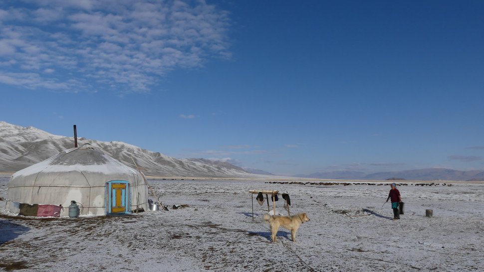 Wunderwelten Mongolei Altingül vor ihrer Jurte – Bild: ARTE