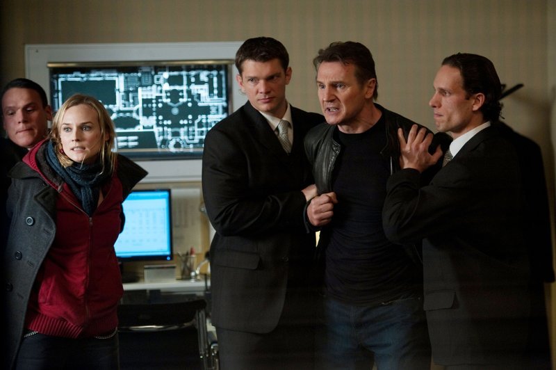 Auf ihrer Suche nach der Wahrheit stoßen Gina (Diane Kruger) und Martin Harris (Liam Neeson, 2. v. r.) überall auf Widerstand. – Bild: VOX