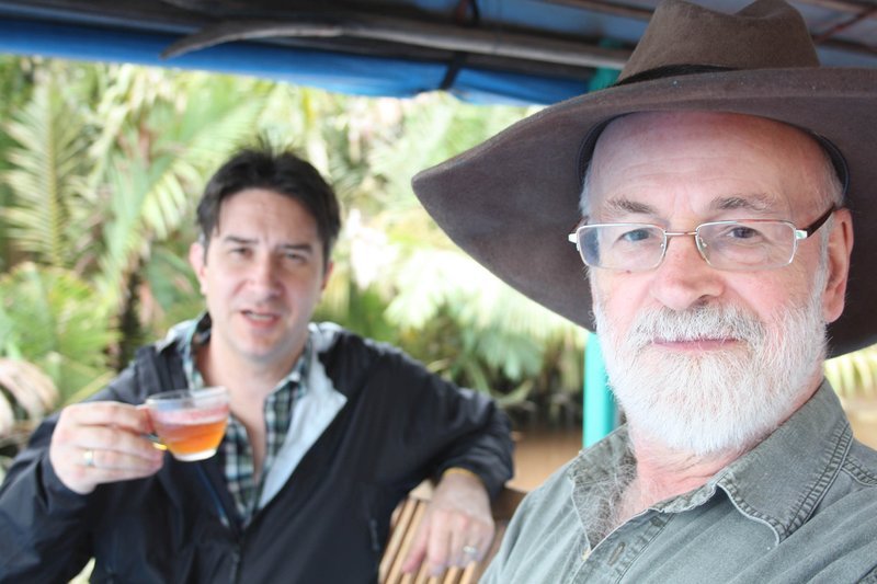 Rob Wilkins (r.) und Terry Pratchett – Bild: Geo Television