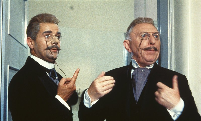Johannes Pfeiffer (Walter Giller, links), verkleidet als Professor Crey, hält selbst den Chemieunterricht, als der wahre Professor Crey (Theo Lingen, rechts) erscheint. – Bild: KIRCH MEDIA GMBH & CO. KG AA Johannes Pfeiffer (Walter Giller, links), verkleidet als Professor Crey, hält selbst den Chemieunterricht, als der wahre Professor Crey (Theo Lingen, rechts) erscheint. – Bild: KIRCH MEDIA GMBH & CO. KG AA