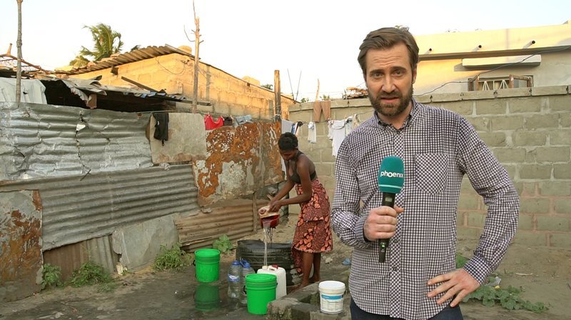 phoenix-Reporter Sascha Triefenbach ist nach Südostafrika gereist und zeigt bewegende Schicksale aus einem vergessenen Land. – Bild: phoenix