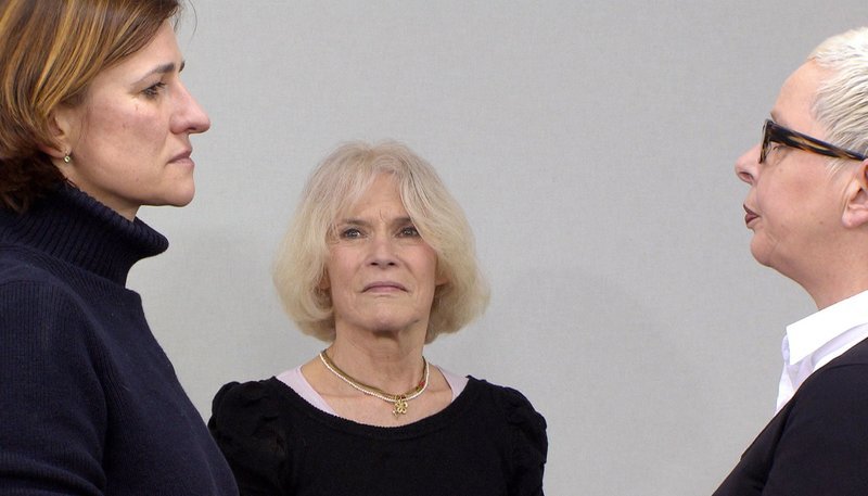 Angelika H. ist von ihren Eltern als Kind verlassen worden. Erst 20 Jahre später – in der Familienaufstellung- erfährt sie den Grund dafür, hier in der Mitte mit Frau Dr. Brigitte Gross. – Bild: SWR Angelika H. ist von ihren Eltern als Kind verlassen worden. Erst 20 Jahre später – in der Familienaufstellung- erfährt sie den Grund dafür, hier in der Mitte mit Frau Dr. Brigitte Gross. – Bild: SWR