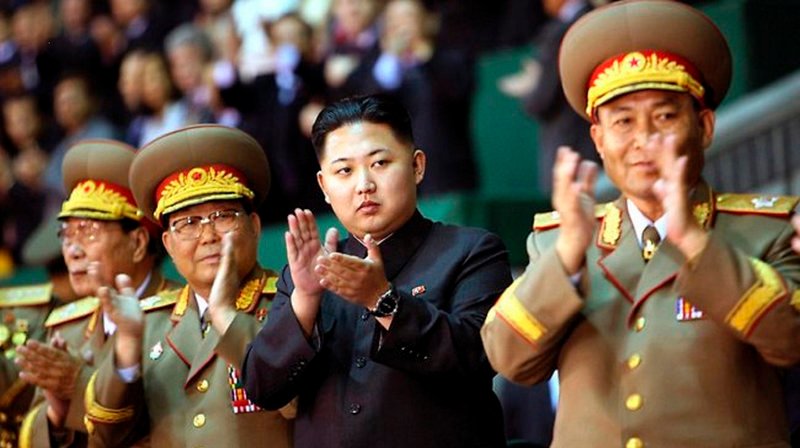 Nur wenig ist über den amtierenden „Obersten Führer“ Nordkoreas, Kim Jong Un (2.v.r.), bekannt. – Bild: PHOENIX/​ZDF/​Ampersand