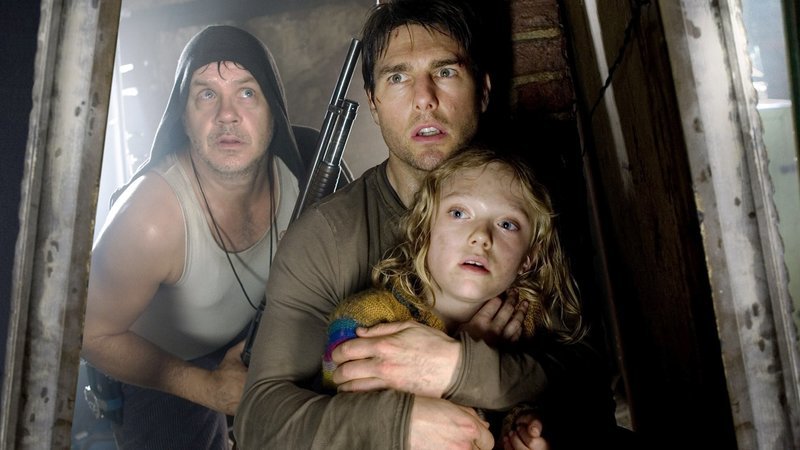 Unter Beschuss der Invasoren vom Mars: Harlan (Tim Robbins, l.), Rachel (Dakota Fanning, r.) und Ray (Tom Cruise, M.) ? – Bild: RTL Zwei