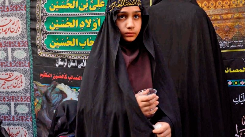 Im Iran dürfen Mädchen und Frauen das Haus nur mit Schleier und Mantel verlassen. – Bild: phoenix/​ZDF/​Jacques Dubois