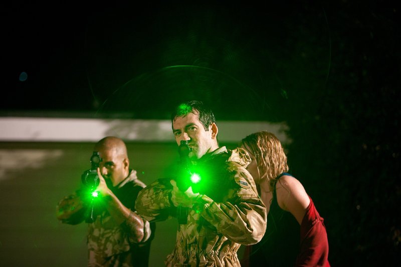Die Soldaten Sam (Andrew Shim, l.) und Kenny (Peter Barrett) fackeln nicht lange und eröffnen das Feuer … – Bild: RTL
