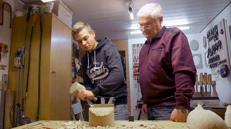 
Joachim Ruo√ü mit seinem ‚ÄûLehrling‘Äú Fabian Benz. Die Larven werden traditionell aus Lindenholz gefertigt ‚Äì genau wie die Heiligenfiguren in Kirchen.
 – Bild: SWR/​phare media/​Vogt /​ SWR-Presse/​Bildkommunikation