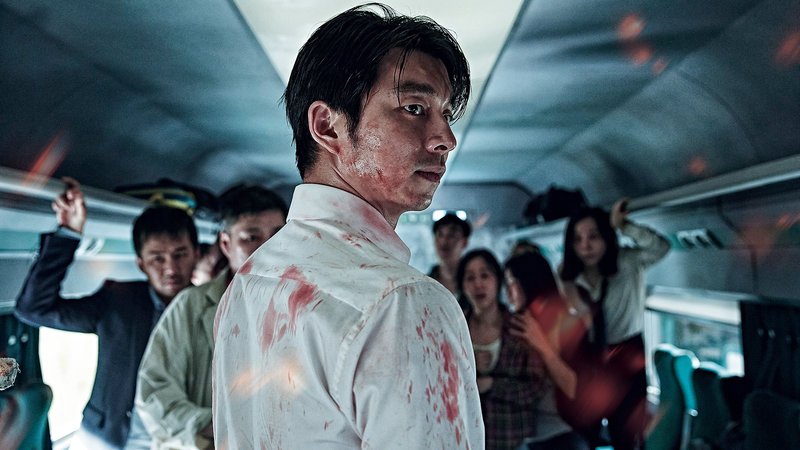 Seok-woo (Gong Yoo) inmitten einer Zombie-Plage in einem Zug – Bild: RTL Zwei