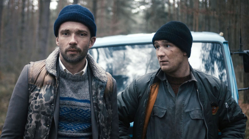 Mirko (Lucas Gregorowicz) und Letscho Talhammer (Frederick Lau) wollen den letzten Plan ihres verstorbenen Vaters verwirklichen. – Bild: NDR/Tamtam Film Mirko (Lucas Gregorowicz) und Letscho Talhammer (Frederick Lau) wollen den letzten Plan ihres verstorbenen Vaters verwirklichen. – Bild: NDR/Tamtam Film