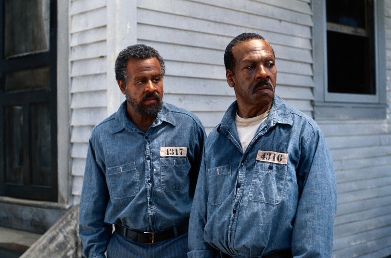 Claude (Martin Lawrence, l.) und Ray (Eddie Murphy, r.) werden wegen Mordes verhaftet, der ihnen vom örtlichen Sheriff angehängt wurde – und zu lebenslänglich verurteilt… – Bild: 1999 Universal Studios. All rights reserved Lizenzbild frei