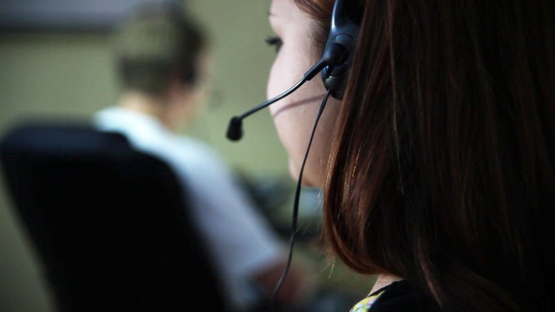 Vorsicht vor falschen Versprechen am Telefon. Im Bundestag wird schon länger darüber diskutiert, wie die Verbraucher besser vor Telefonbetrug geschützt werden können. – Bild: ZDF und Sebastian Ahrendt. Vorsicht vor falschen Versprechen am Telefon. Im Bundestag wird schon länger darüber diskutiert, wie die Verbraucher besser vor Telefonbetrug geschützt werden können. – Bild: ZDF und Sebastian Ahrendt.