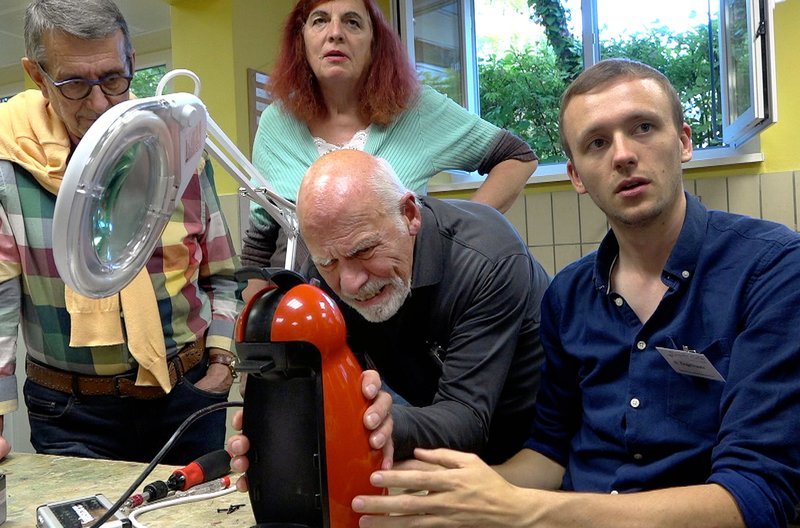 Die ehrenamtlichen Helfer im Repair-Cafe geben immer ihr Bestes. Meistens mit Erfolg! – Bild: SWR