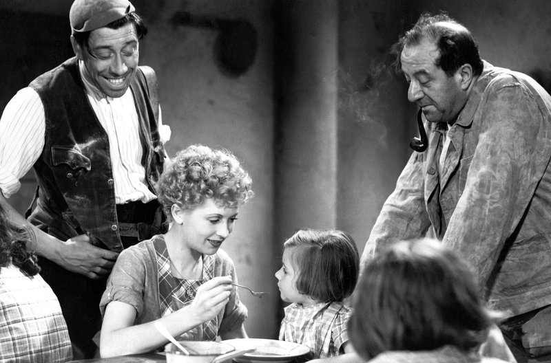 Patricia (Josette Day) hilft ihrem Vater Pascal (Raimu, re.), wo sie nur kann. Nach dem Tod ihrer Mutter kümmert sie sich um die Erziehung ihrer fünf Schwestern. Auch Félipe (Fernandel, li.), der Gehilfe von Pascal, ist wie ein Teil der Familie. – Bild: arte Patricia (Josette Day) hilft ihrem Vater Pascal (Raimu, re.), wo sie nur kann. Nach dem Tod ihrer Mutter kümmert sie sich um die Erziehung ihrer fünf Schwestern. Auch Félipe (Fernandel, li.), der Gehilfe von Pascal, ist wie ein Teil der Familie. – Bild: arte