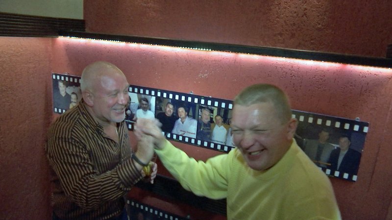 Unterweltgröße Girscha Omskij (l.): Ehemalige Knastbrüder sind bis heute seine besten Freunde. Die kriminelle Vereinigung des Mafia-Bosses Girscha Omskij funktioniert ungefähr so, wie ein normales Unternehmen. Sicherheits-, Finanz-, Rechtsabteilung und Geschäftsführer. In einem Clan finden sich Leute zusammen, die nach einem bestimmten Verhaltenskodex leben. Der Pate selbst lässt sich bei Straftaten nie blicken. Er hält sich offiziell aus allem raus. – Bild: WELT