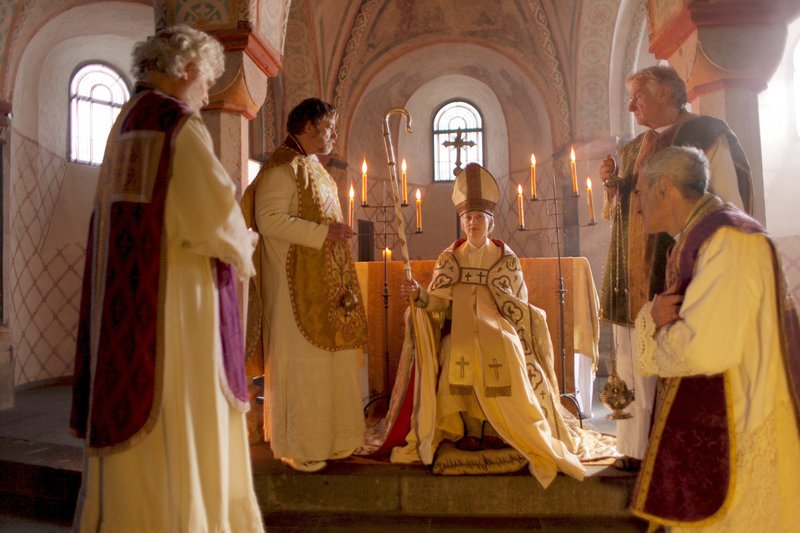Papst Johannes VII / Päpstin auf Papst-Thron mit Hirtenstab umringt von Geistlichen. – Bild: Phoenix Papst Johannes VII / Päpstin auf Papst-Thron mit Hirtenstab umringt von Geistlichen. – Bild: Phoenix