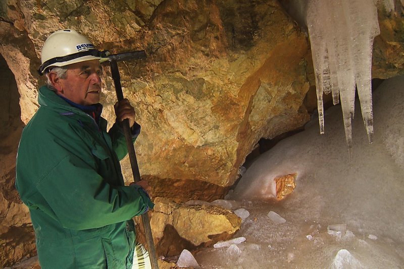 Peter Haetinger in der Schellenberger Eishaehle – Bild: ServusTV