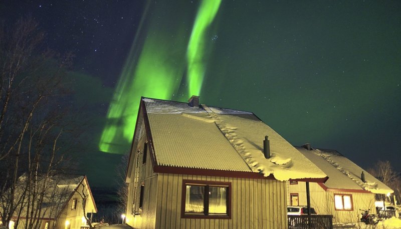 Im Winterhalbjahr flimmert „Aurora Borealis“, das Polarlicht, nachts über den Horizont. Sonnenstürme, die ihre Energie auf die Erde schicken, sorgen für das faszinierende Phänomen. Hoch im Norden Europas zieht das Naturschauspiel die Menschen seit Jahrtausenden in seinen Bann. – Bild: NDR