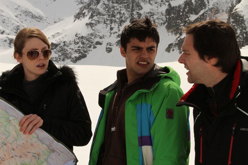 Nina (Lauren O’Neill), Erlander (Sean Teale,m.) und Rick (Nicholas Boulton). – Bild: Dynamic Nina (Lauren O’Neill), Erlander (Sean Teale,m.) und Rick (Nicholas Boulton). – Bild: Dynamic