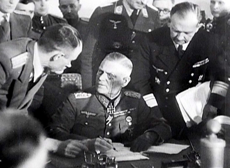 Am 8. Mai 1945 unterzeichnet Feldmarschall Wilhelm Keitel die bedingungslose Kapitulation der deutschen Wehrmacht. – Bild: ORF