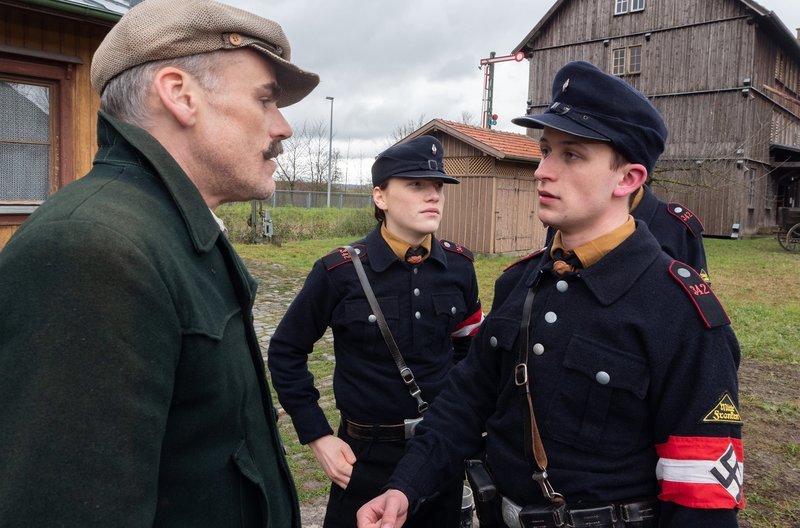 Landwirt Friedrich Hanselmann (Sebastian Blomberg) stellt Hitler-Jungs zur Rede, die in einer unsinnigen Aktion das Dorf Brettheim verteidigen wollen und damit die Zerstörung der Gemeinde provozieren. – Bild: SWR/​Stegmann