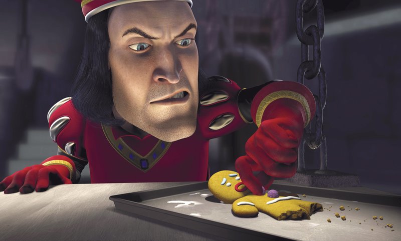 Der fiese Lord Farquaad (hinten) versucht sogar, ein hilfloses Lebkuchenmännchen auf seine Seite zu ziehen ... – Bild: Universal TV Der fiese Lord Farquaad (hinten) versucht sogar, ein hilfloses Lebkuchenmännchen auf seine Seite zu ziehen ... – Bild: Universal TV