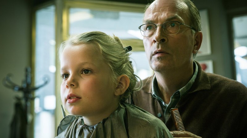 Karl Holzer (Herbert Knaup) ist entsetzt, welche Lieder seine kleine Enkelin Nora (Eve Marie Gleißner) singt. – Bild: WDR/​Thomas Kost