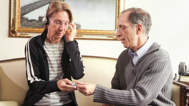 Alzheimerpatientin Marylou und Dan Cohen. – Bild: ORF