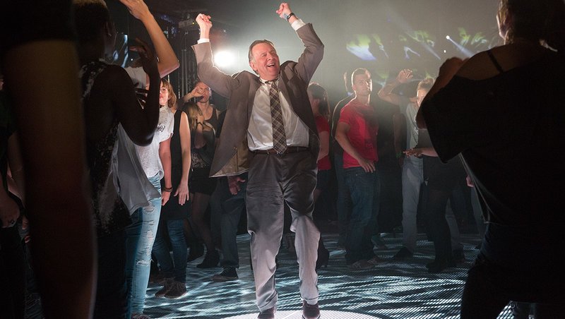 Obwohl Timothy McWinters (Tom Wilkinson) der älteste in Dans Firma ist, hat er noch jede Menge Schwung in den Hüften … – Bild: Puls 4 Obwohl Timothy McWinters (Tom Wilkinson) der älteste in Dans Firma ist, hat er noch jede Menge Schwung in den Hüften … – Bild: Puls 4