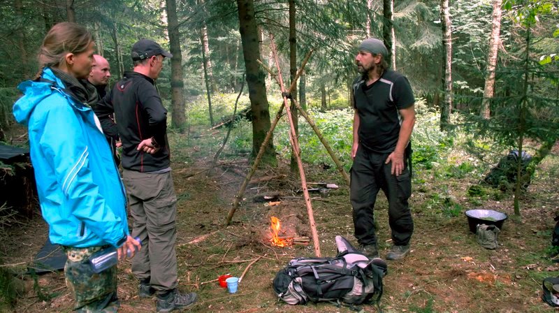 Survival-Trainer Armin Hock zeigt den Teilnehmern, wie man sich alleine im Wald ernähren kann. – Bild: phoenix/​ZDF/​Kelvinfilm GmbH/​Tiemo Fe