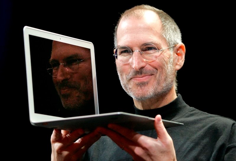 Apple CEO Steve Jobs holds up the new MacBook Air after giving the keynote address at the Apple MacWorld Conference in San Francisco, Tuesday, Jan. 15, 2008. The super-slim new laptop is less than an inch thick and turns on the moment it’s opened. (AP Photo/​Jeff Chiu)Apple CEO Steve Jobs giving the keynote address at Apple MacWorld Conference in San Francisco, Tuesday, Jan. 15, 2008. (AP Photo/​Jeff Chiu) – Bild: Discovery Channel