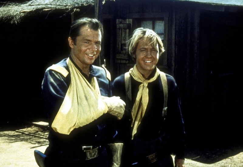 Coburn (Audie Murphy, l.) und Doug (Michael Burns, r.), der Bruder von Coburns Verlobter, sind glücklich über ihren Sieg gegen die Apachen… – Bild: Kabel Eins Classics