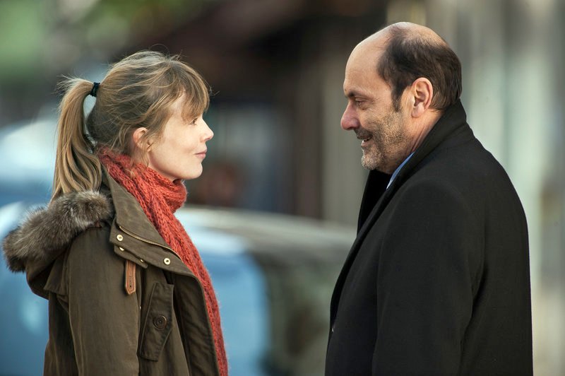 Damien (Jean-Pierre Bacri) stolpert immer wieder über die rätselhafte Aurore (Isabelle Carré). – Bild: ARTE France /​ © Le Pacte