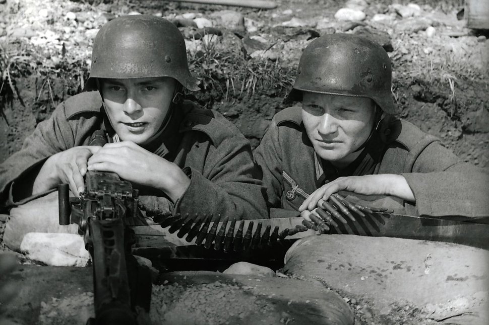 Hans Scholten (Folker Bohnet, l.) und Albert Mutz (Fritz Wepper), beide 16, sollten an der Brücke die amerikanischen Panzer aufhalten. – Bild: ZDF und Fonofilm
