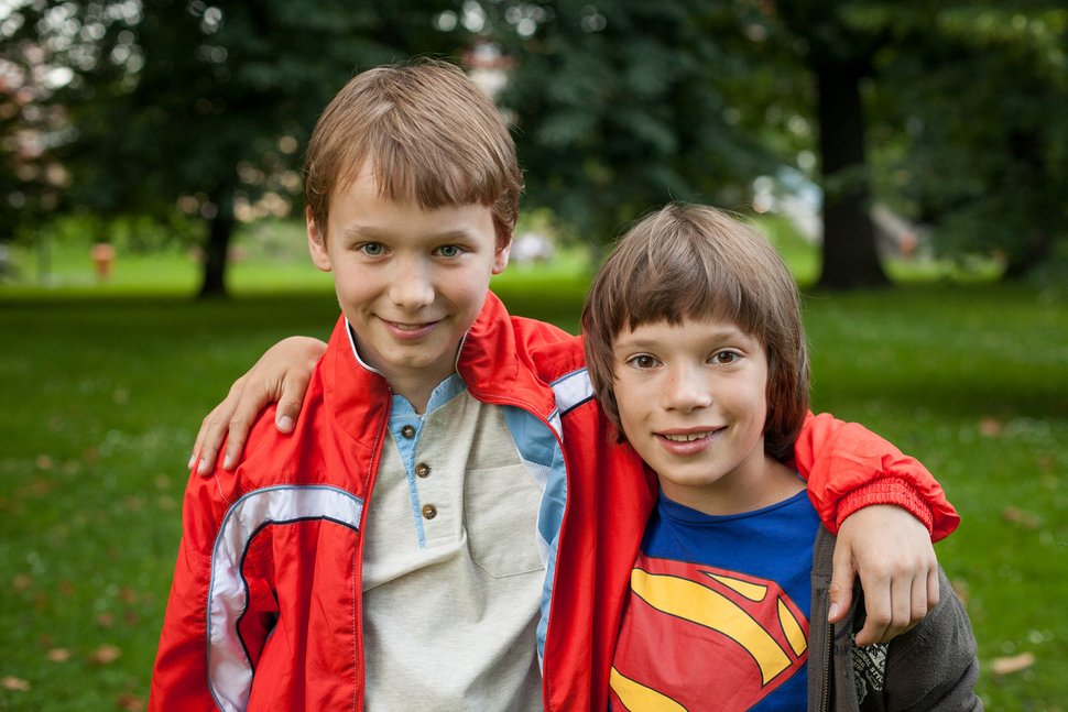 Thomas (Petr S?imc?a?k, li.) und Harris (Jan Mars?a?l, re.) sind die besten Freunde. – Bild: „Bil…