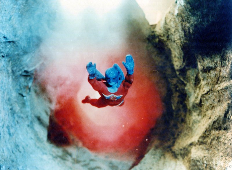 Der Supersonic Man (José Luis Ayestarán) wird auf die Erde geschickt um diese vor dem rößenwahnsinnigen Dr. Gulk zu retten. – Bild: Surf Film /​ TMG