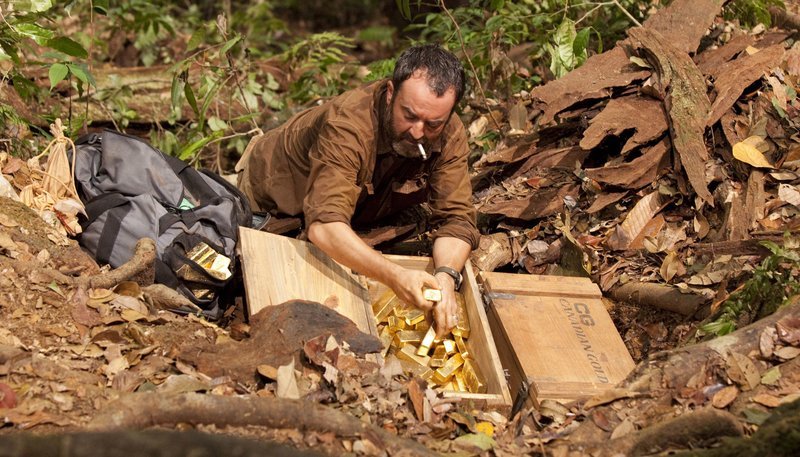 Rémi (Bruno Solo) versucht, das Gold im Dschungel zu verstecken – Bild: rbb/​Degeto/​Wild Bunch