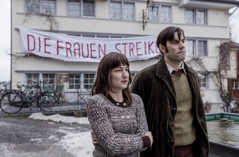 Nora (Marie Leuenberger) und ihr Mann Hans (Max Simonischek): Er ist nicht begeistert davon, dass seine Frau zum Gesicht der Frauenkampfbewegung in dem kleinen Dorf im Appenzellerland wird. – Bild: arte