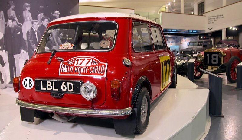 De Mini Monte-Carlo Siegerautos von 1964/​67 im British Motor Museum in Gaydon, GB. – Bild: SWR